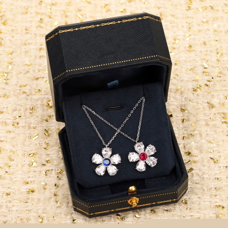 G*u*i necklaces